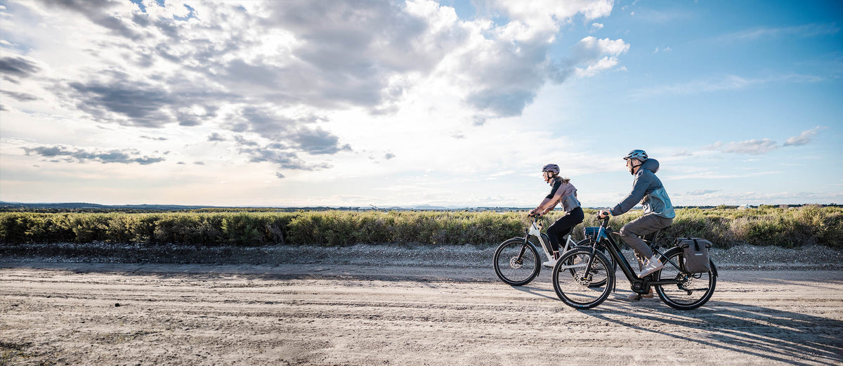 E-Bike Fahrerin unterwegs – E-Bike Finanzierung bei E-BIKE ONLY