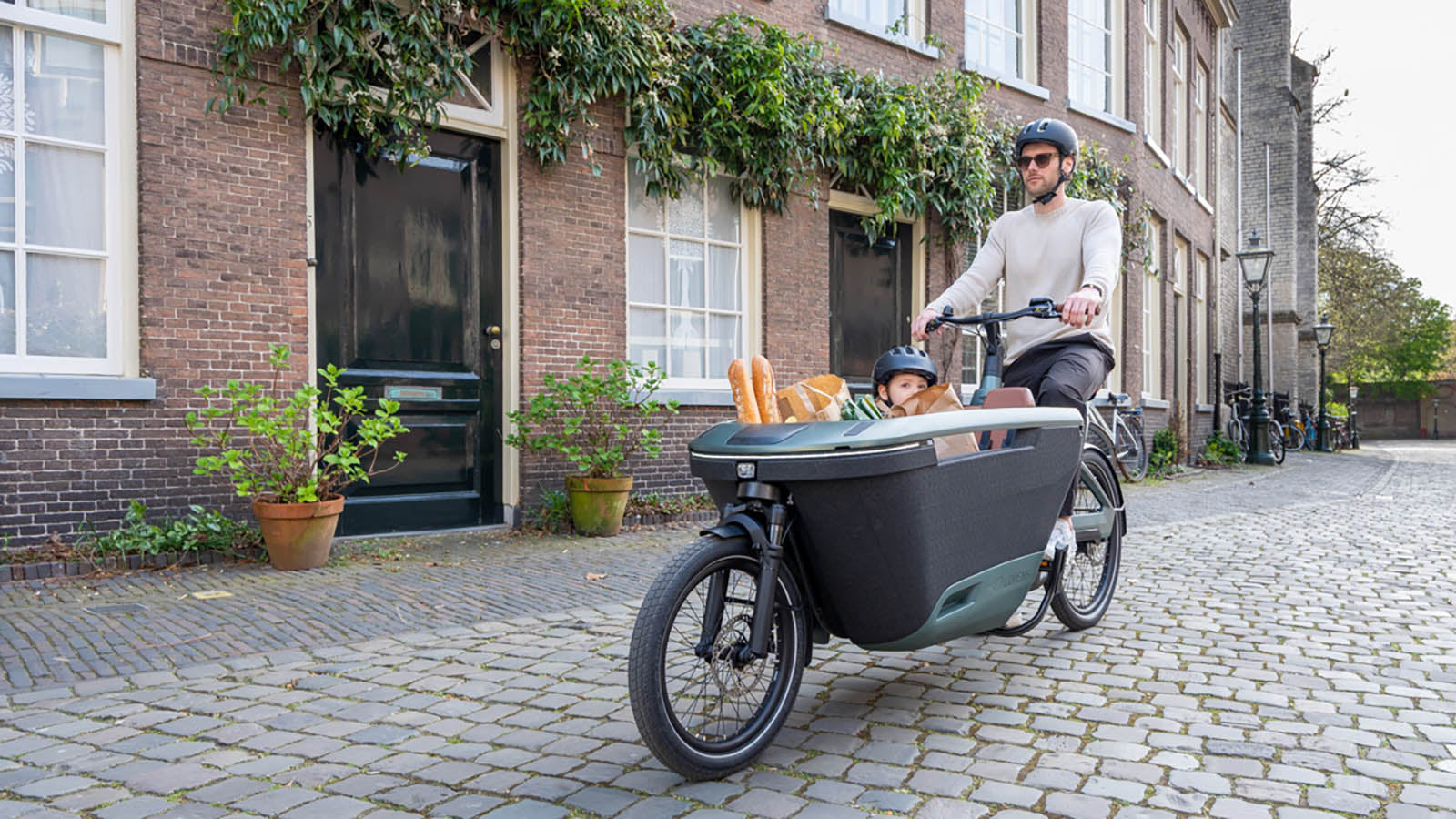 Lovens Explorer 2 Lastenrad in Fahrt mit Kind in der Transportbox